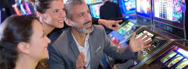 Antarmuka platform khoot menampilkan kategori sportsbook, live dealer, slot, dan esports