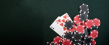 Ikon keamanan dengan gembok digital mewakili perlindungan verifikasi seluler